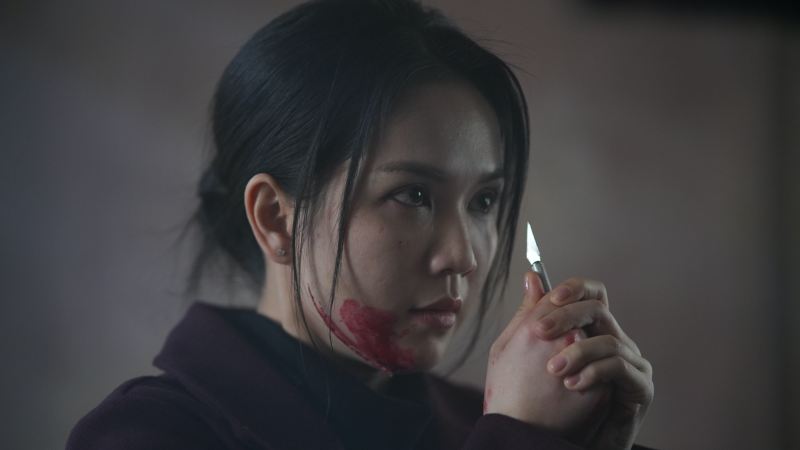 Ngọc Trinh treo người bằng dây, tự rạch mặt trong ‘Thẩm mỹ viện âm phủ’