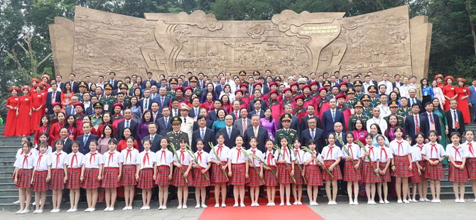 Tổng Bí thư, Chủ tịch nước Tô Lâm dâng hương tưởng niệm các Vua Hùng