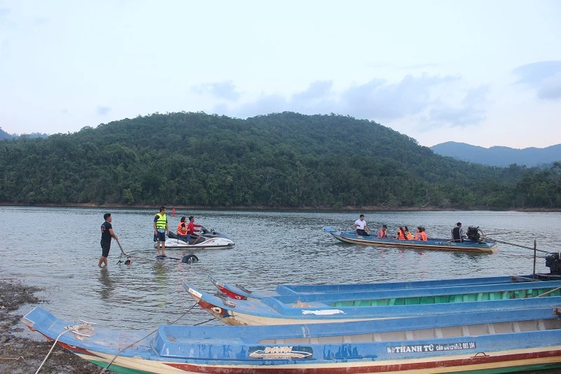 Trải nghiệm đi thuyền trên hồ Núi Một.