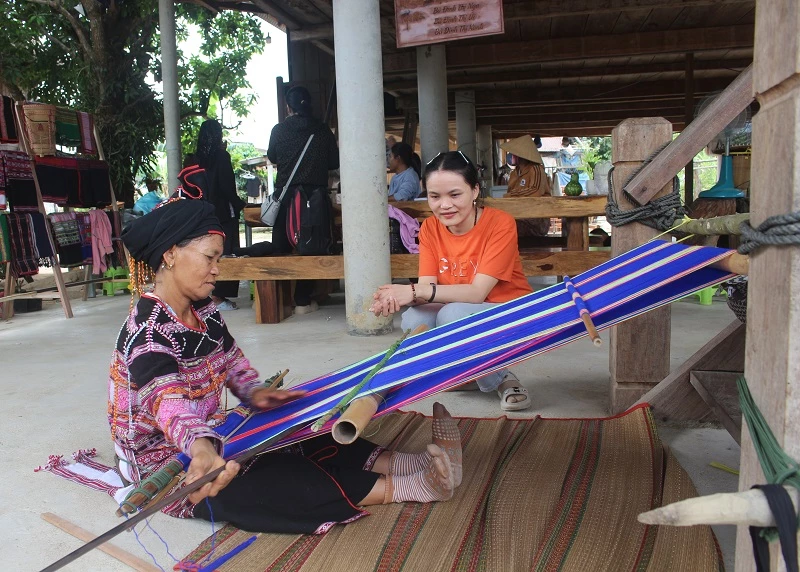 Nghệ nhân dệt thổ cẩm tại Canh Tiến. 