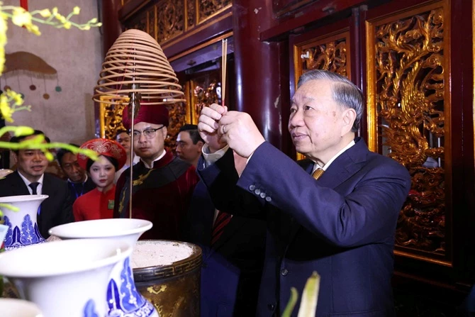 Tổng Bí thư, Chủ tịch nước Tô Lâm cùng các đồng chí lãnh đạo Đảng, Nhà nước đã dâng hương, hoa và lễ vật, tưởng niệm công lao dựng nước, giữ nước của các Vua Hùng cùng các bậc tiền nhân.