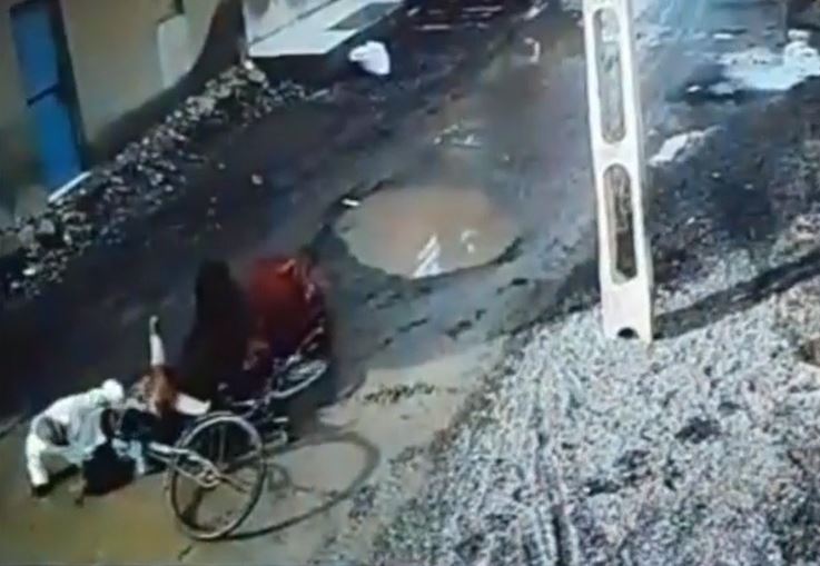 Đạp xe qua đường, người đàn ông bị bò đực điên cuồng tấn công