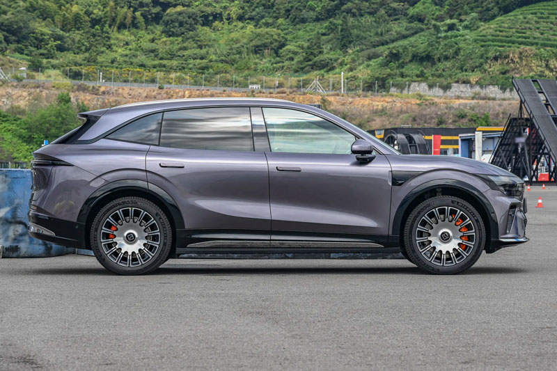 SUV công suất 784 mã lực, trang bị tiên tiến, giá gần 900 triệu đồng