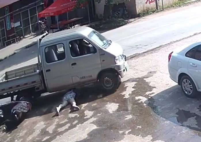 Bị xe tải cán qua đầu sau va chạm, người phụ nữ sống sót kỳ diệu