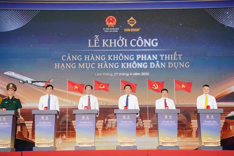 Các đại biểu thực hiện nghi thức khởi công.