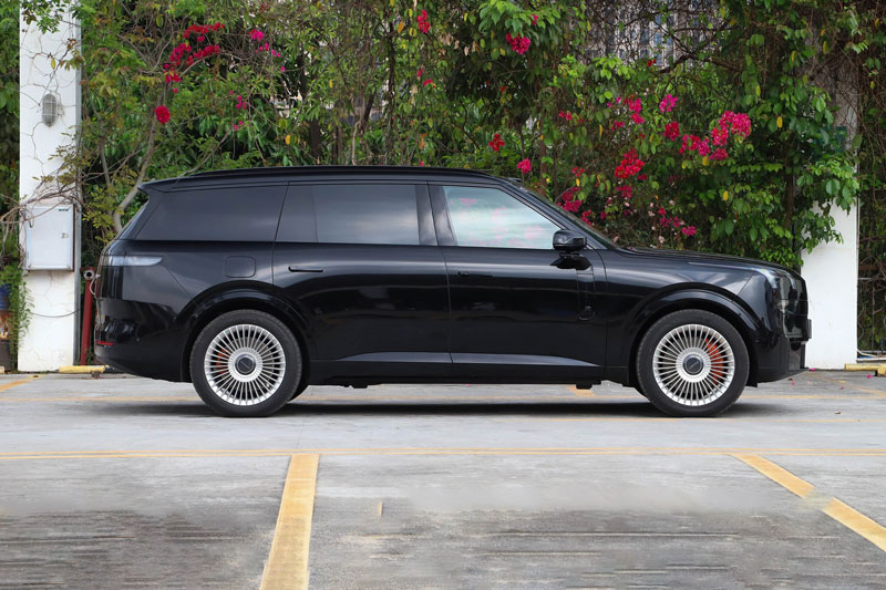 SUV cỡ lớn công suất 734 mã lực, trang bị tiên tiến, giá gần 1,2 tỷ đồng