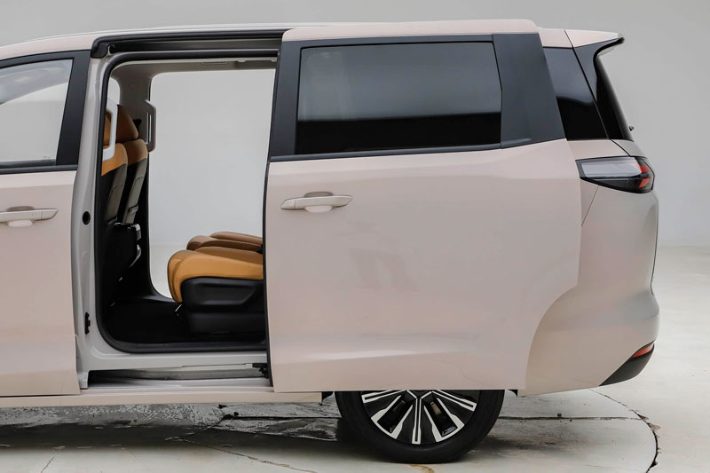 Xe MPV dài hơn 4,9 mét, tiêu thụ 1,83 lít xăng/100 km, giá hơn 350 triệu đồng