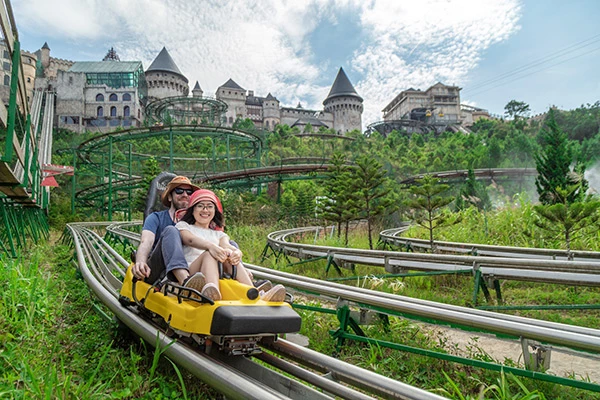 Trải nghiệm trò chơi hot nhất Bà Nà - máng trượt với hai đường trượt xoắn k&eacute;p đạt tốc độ lên đến 40km/h.