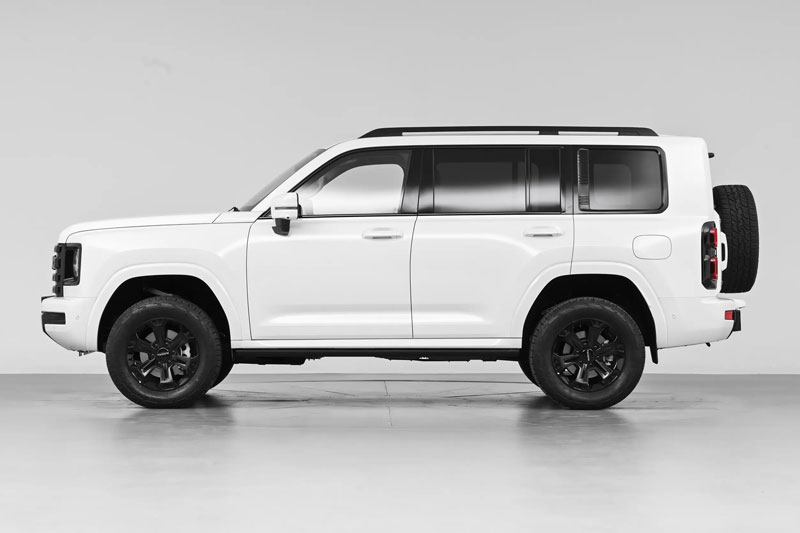 SUV địa hình dài hơn 5 mét, lội nước 800 mm, giá gần 800 triệu đồng