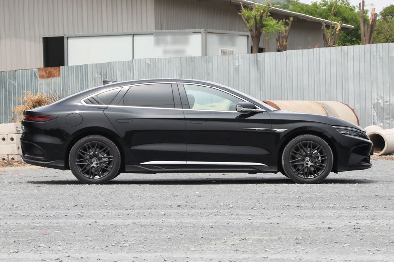 Xe sedan cùng phân khúc với Toyota Camry, công suất 326 mã lực, giá gần 700 triệu đồng