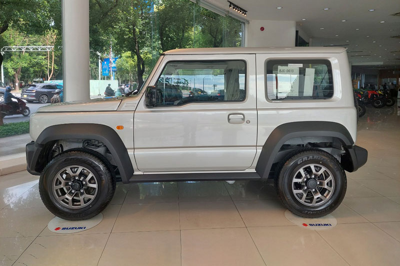 Suzuki Jimny giảm giá 140 triệu đồng tại đại lý