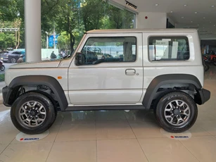 Suzuki Jimny giảm giá 140 triệu đồng tại đại lý