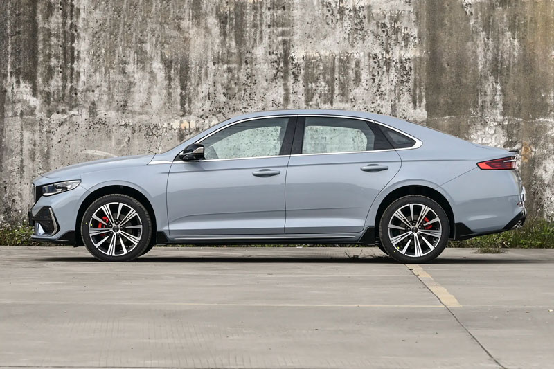 Xe sedan công suất 313 mã lực, tiêu thụ 3,98 lít xăng/100 km, giá hơn 400 triệu, so kè cùng Toyota Camry