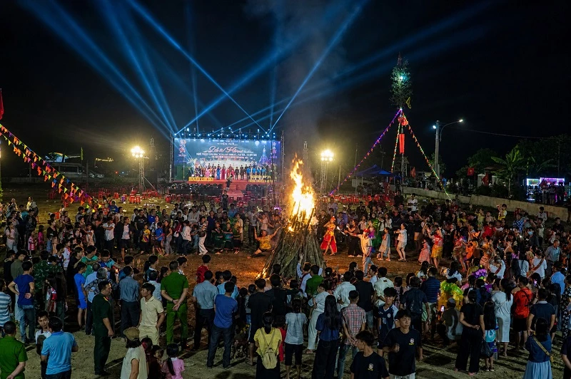 Du khách "cháy" cùng bà con làng Canh Tiến.