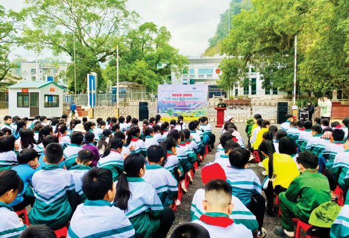 Học sinh tham gia “Tiết học biên cương” tại Cửa khẩu Sóc Giang. Ảnh: Báo Cao Bằng.
