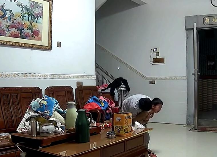 Bé 6 tuổi hóc kẹo nguy kịch, anh trai 11 tuổi ra tay cứu em trong tích tắc
