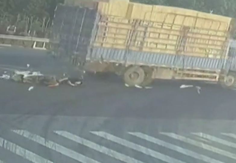 Vượt đèn vàng rồi trượt ngã giữa ngã tư, thanh niên thoát chết trong gang tấc trước bánh xe tải