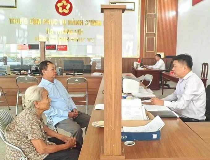 Người dân đến giải quyết TTHC tại Trung tâm Phục vụ hành chính công xã Thắng Lợi. Ảnh: Báo Thanh Hóa.