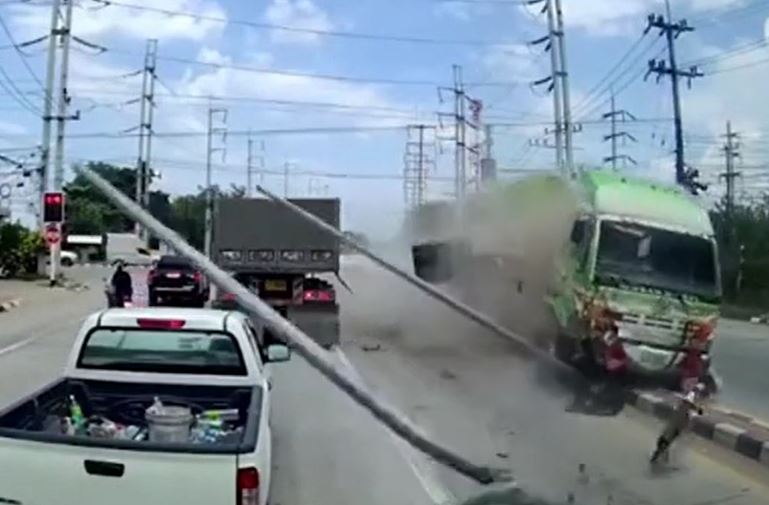 Mất phanh giữa giao lộ, xe tải tông xe bán tải rồi cày nát dải phân cách