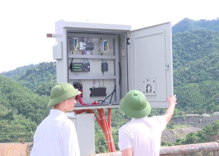 Chi nhánh khai thác công trình Thủy lợi Cửa Đạt kiểm tra trạm đo mưa tự động. Ảnh: Báo Thanh Hóa.