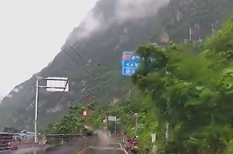 Đá núi bất ngờ đổ ập xuống, ô tô thoát nạn trong gang tấc