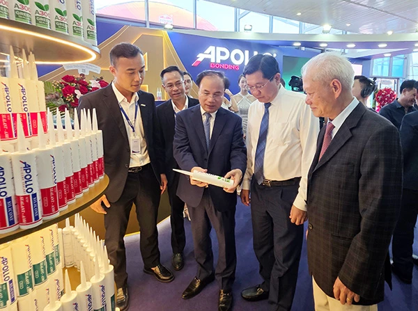 Thứ trưởng Bộ Xây dựng Nguyễn Văn Sinh và Phó Chủ tịch Thường trực HĐND TP Đà Nẵng Trần Phước Sơn thăm các gian hàng tham dự triển lãm.