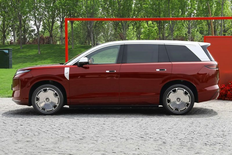 SUV dài gần 5,3 mét, công suất 784 mã lực, giá gần 1 tỷ đồng, tạo sức hút không ngờ