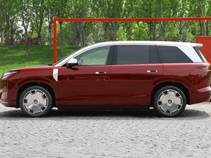 SUV dài gần 5,3 mét, công suất 784 mã lực, giá gần 1 tỷ đồng, tạo sức hút không ngờ