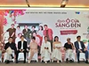 'Dưới ô cửa sáng đèn' tái hiện ký ức khu tập thể cũ giữa lòng Hà Nội
