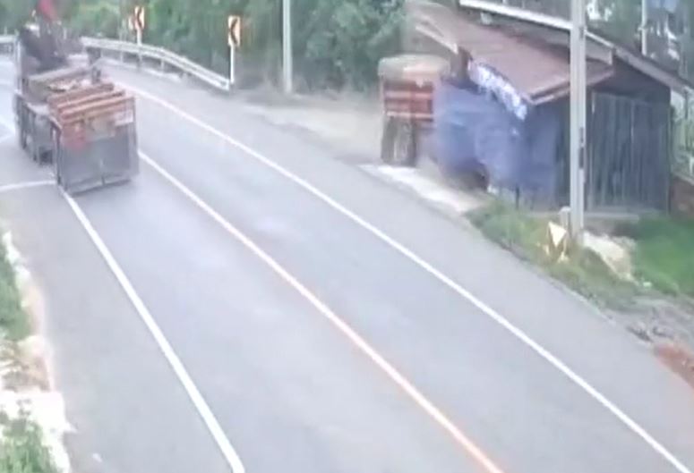 Xe tải mất lái khi ôm cua, lao thẳng vào cửa hàng ven đường rồi rơi xuống mương