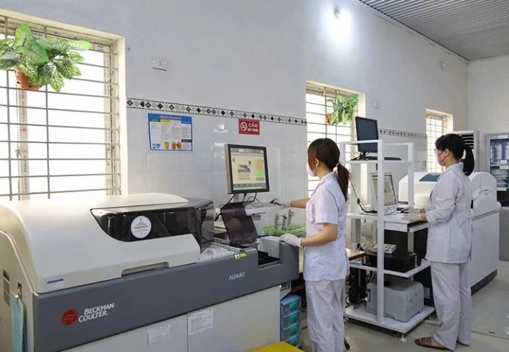 Hệ thống x&eacute;t nghiệm được đầu tư hiện đại, kết quả được kết nối liên thông với các khoa phòng tại Bệnh viện Đa khoa Triệu Sơn. Ảnh: Báo Thanh Hóa.