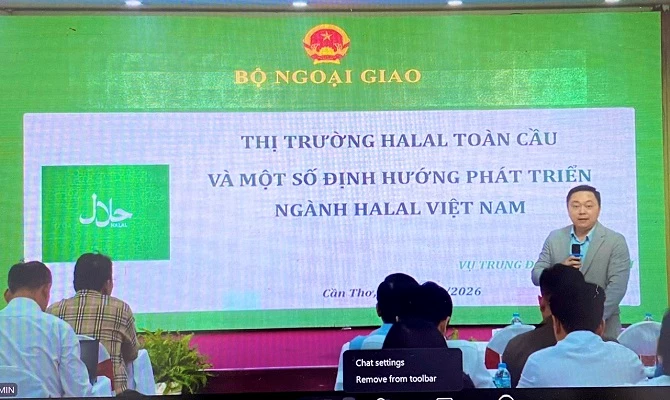 Ảnh 2-  Phó Vụ trưởng Vụ Trung Đông - Châu Phi (Bộ Ngoại giao) Nguyễn Thành Duy trình bày tham luận.