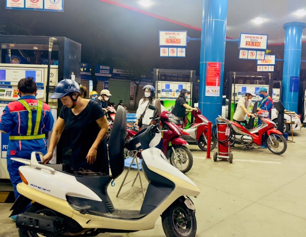 Xăng E5 RON 92 tăng hơn 1.100 đồng/lít