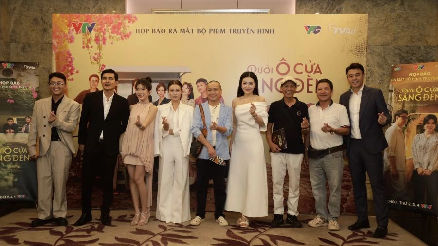 Dàn diễn viên tại buổi ra mắt phim.