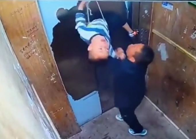Ông lão phản ứng thần tốc cứu cháu trai khỏi bị kéo lơ lửng trong thang máy