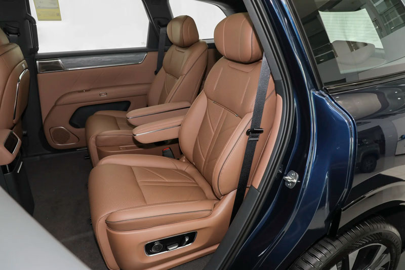 SUV dài hơn 5,2 mét, động cơ PHEV, trang bị tiên tiến, giá gần 620 triệu đồng