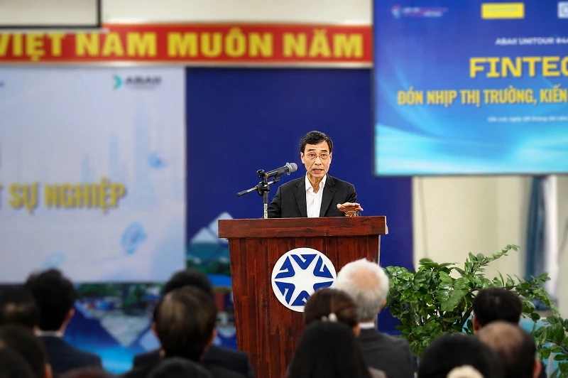 ông Trần Việt Hùng – Nguyên Phó Chánh Văn phòng Trung ương Đảng, Cố vấn cấp cao VBA  chia sẻ tại hội thảo.