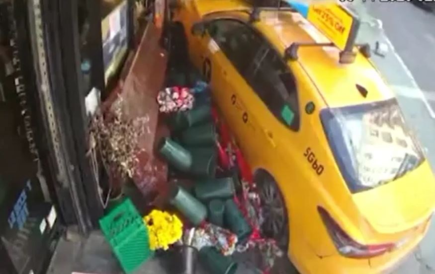 Taxi lao lên vỉa hè, tông hai phụ nữ ở New York