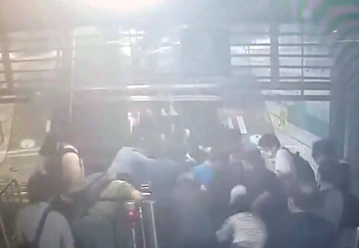 Thang cuốn ga tàu điện bất ngờ chạy ngược, hàng chục người ngã đè lên nhau