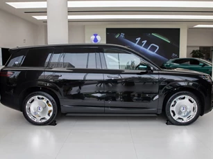 SUV hạng sang dài hơn 5,2 mét, mạnh 925 mã lực, giá hơn 1,7 tỷ đồng
