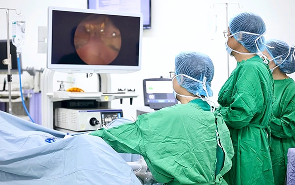Các bác sĩ Bệnh viện đa khoa Gia Đình (Đà Nẵng) sử dụng công nghệ hơi nước Rezum điều trị cho bệnh nhân N.V.T