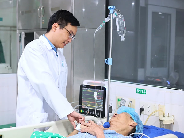 BSCKI Đặng Phước Đạt thăm khám cho bệnh nhân N.V.T sau ca can thiệp.
