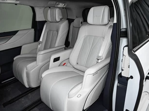 Xe MPV hạng sang giá hơn 1,2 tỷ đồng, so kè với Toyota Alphard
