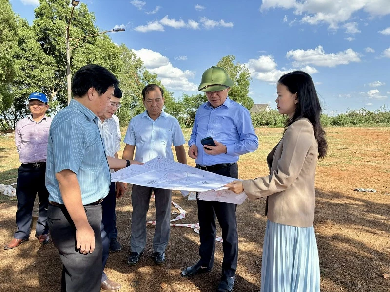 Kiểm tra thực tế địa điểm quy hoạch dự án Trung tâm thương mại số 27 Nguyễn Văn Cừ.