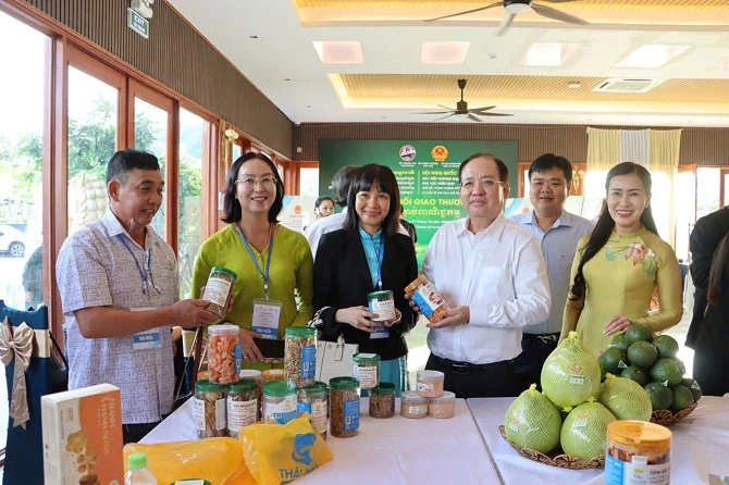 Ông Nguyễn Thanh Phng ( áo trắng ) tham quan các gian hàng tại hội chợ biên giới Việt Nam - Campuchia năm 2025.