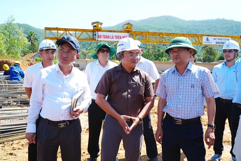 Phó Chủ tịch UBND tỉnh Nguyễn Tự Công Hoàng (ngoài cùng bên phải) yêu cầu đẩy nhanh tiến độ triển khai Dự án Tuyến đường kết nối từ Cao tốc Bắc - Nam về Khu công nghiệp Phù Mỹ và Bến cảng Phù Mỹ.
