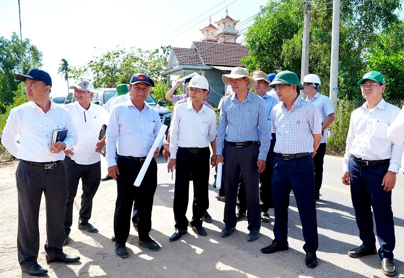 Kiểm tra dự án đường phía Tây Phù Cát từ Khu Công nghiệp Hòa Hội đến khu vực sân bay Phù Cát.