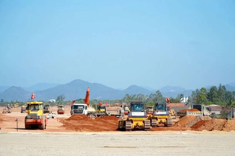 Nhà thầu huy động nhân lực, thiết bị để đẩy nhanh tiến độ triển khai dự án xây dựng đường cất hạ cánh số 2 và các công trình đồng bộ tại khu bay Cảng hàng không Phù Cát.