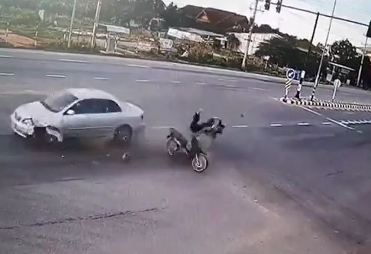 Ô tô vượt đèn đỏ, húc văng hai vợ chồng đi xe máy giữa ngã tư
