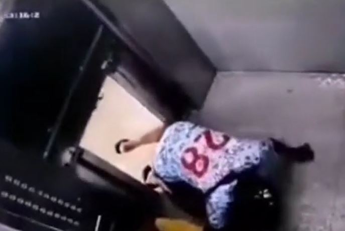 Người đàn ông bị trục thang máy kẹp chân sau cú vấp ngã